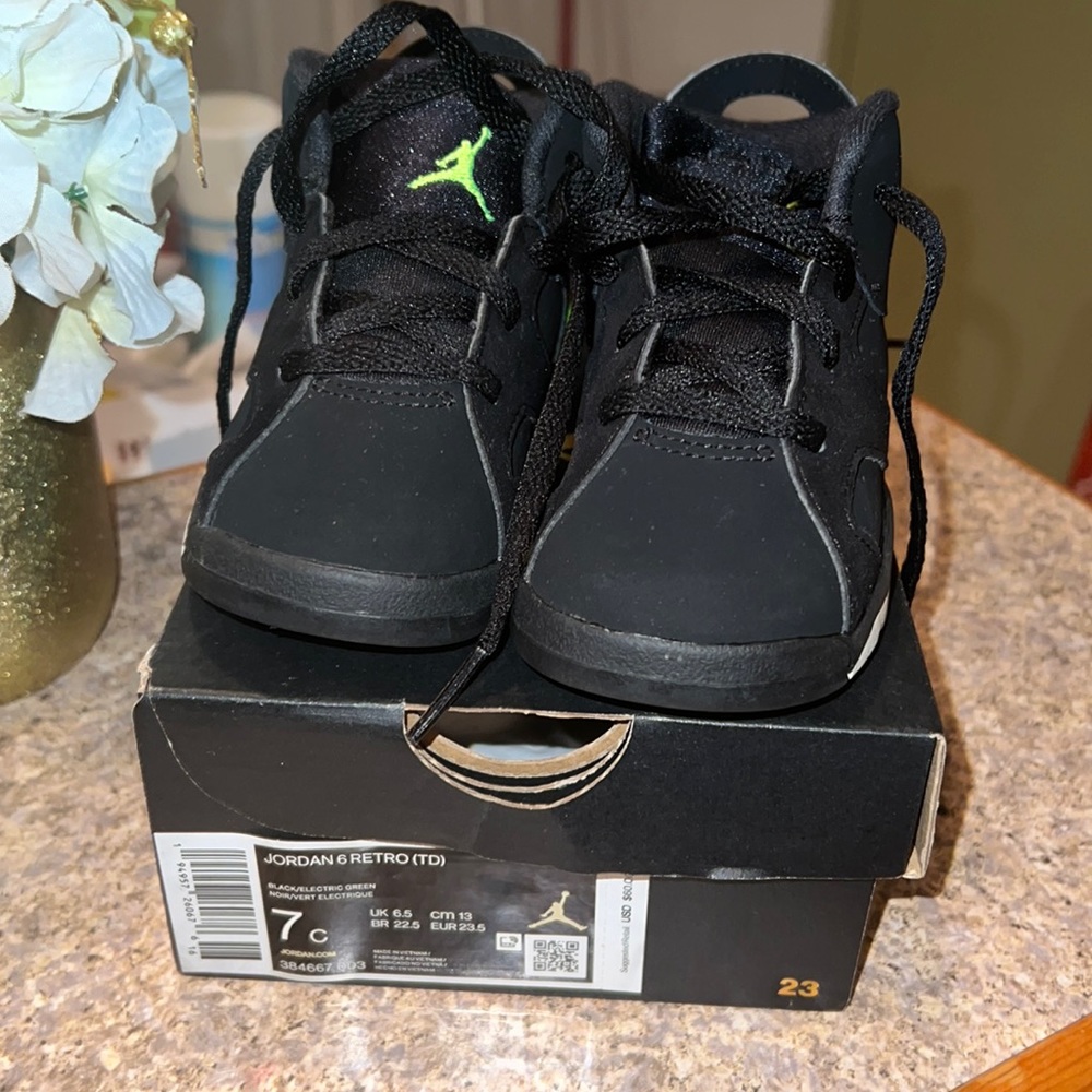 Jordan 6 Retro Toddler Size 7c Black/Green
